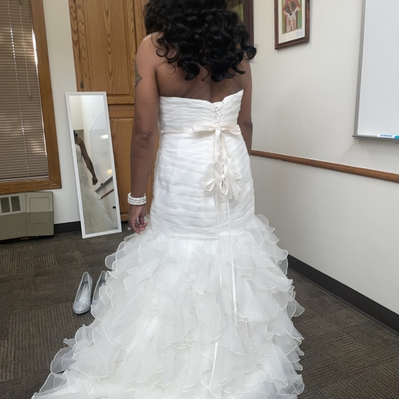 I am selling my strapless, ivory , ruffled mermaid wedding gown. - Picture 3 of 11
